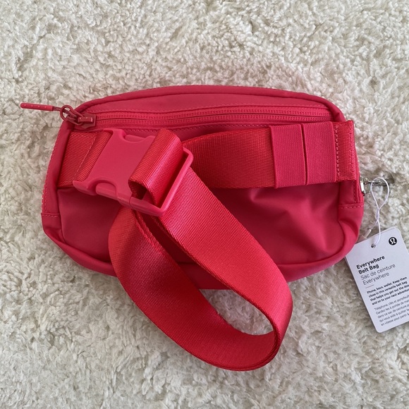 โค๏ธ Lululemon Extended Strap Everywhere Belt Bag Lipgloss NWT - Picture 5 of 10